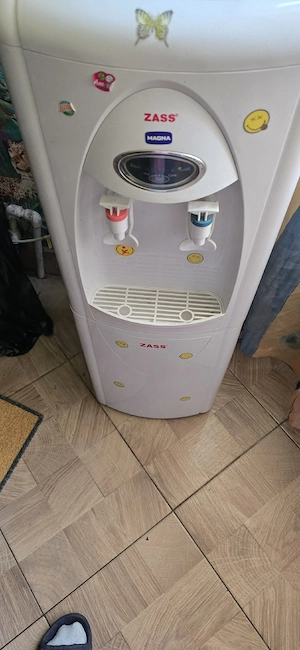 vînd dozator apă caldă  si rece