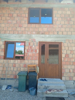 casa cu etaj și grădină  - imagine 2