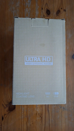 Proiector smart Android 4K   transformă orice cameră într-un cinema