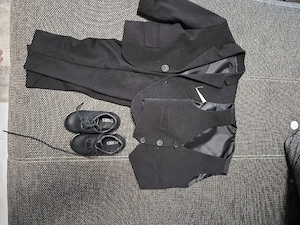 Vând costum copii (1-2 ani) și pantofi (nr. 21), folosite o singură dată (2-3ore). Preț 200 lei.