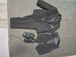 Vând costum copii (1-2 ani) și pantofi (nr. 21), folosite o singură dată (2-3ore). Preț 200 lei.