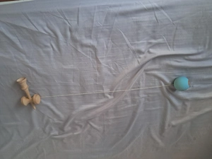 Kendama cu bila albastra