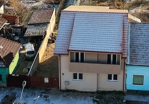 Casă nouă cu etaj semifinalizată, zonă liniștită în Aradul Nou