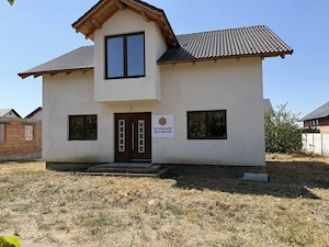Casa la gri, 4 dormitoare, 3 bai, teren 400 mp