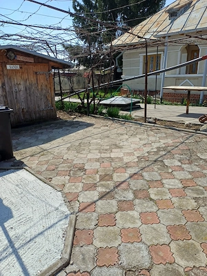 Casă individuală cu anexe de vânzare în Roman, zonă liniștită - imagine 3