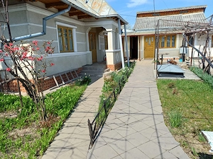 Casă individuală cu anexe de vânzare în Roman, zonă liniștită