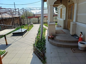 Casă individuală cu anexe de vânzare în Roman, zonă liniștită - imagine 2
