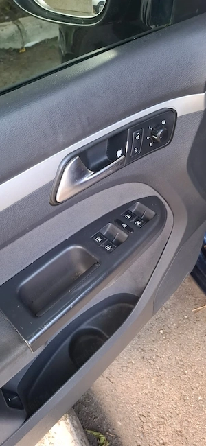 Vand Touran, 2011, 1.6 TDI - imagine 4