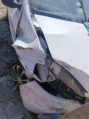 Dacia Sandero lovită 