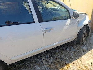 Dacia Sandero lovită  - imagine 2