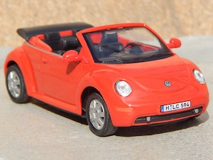 Macheta Volkswagen New Beetle Cabriolet 2003 prefacelift Hongwell Cararama la cutie scara 1:43