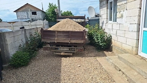 nisip,pietriș,pămant.