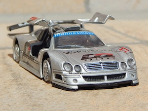 Macheta Mercedes-Benz CLK-GTR 1997 FIA GT Championship Welly 1:43 cu lipsuri uzat