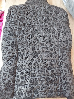 Geaca neagra cu model cu flori