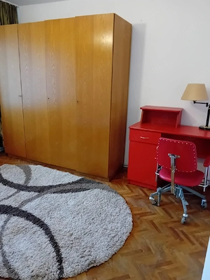 Dau în chirie apartament 3 camere 