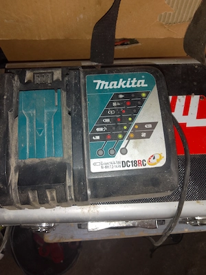 Încărcător makita cu o baterie