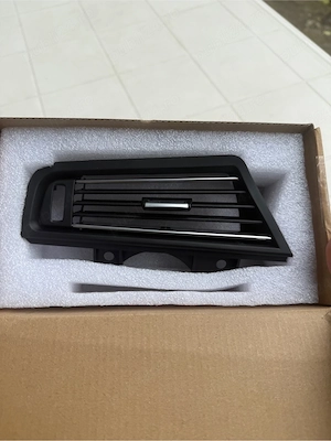 Grilă Ventilație Aer Bord Stanga (Pasager) BMW Seria 5 F10 F11 (Volan Dreapta / RHD) – NOUĂ