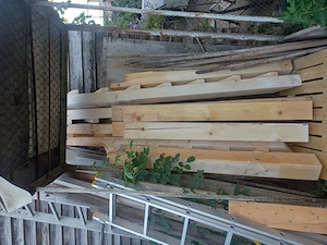 Bucăți de lemn de brad (posibil pentru scări)