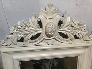 Vând oglindă veche cu ramă din lemn sculptat manual.