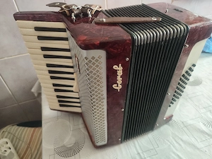 Vând acordeon vintage.