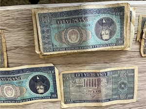 Bani de 100 de lei de dinainte de '89
