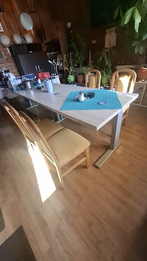 mese si scaune ce se vad in poze