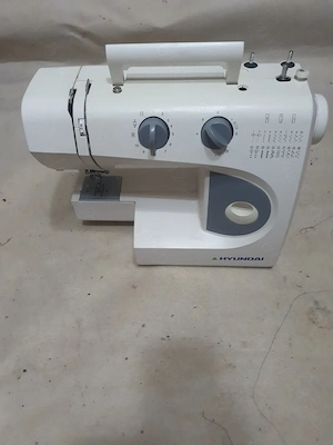 Mașină de cusut Hyundai HRH2300 | Pentru piese sau completare | Fără cablu și pedală