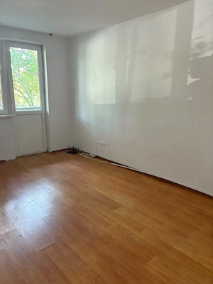 Inchiriez apartament 3 camere nemobilat pe termen lung pe B-dul Dacia