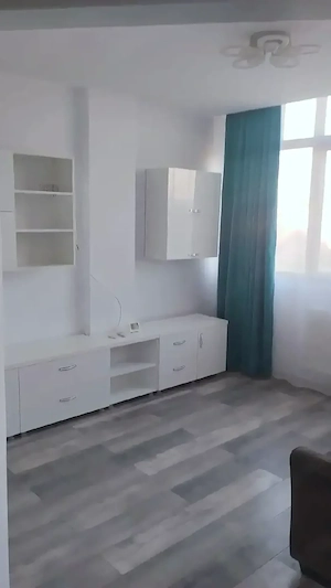 Închiriez apartament cu 2 camere.