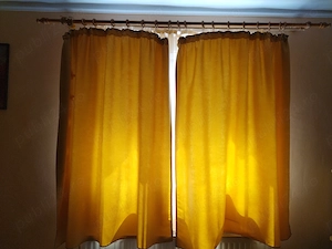 Draperii si perdele cu accesorii lemn aferente. Fara livrare.