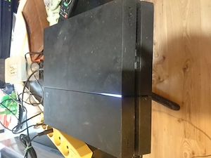 Vând PlayStation 4
