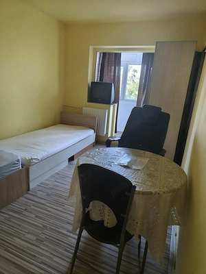 Închiriez garsonieră cu bucătărie separată și balcon   Calea Buziașului, etaj 3