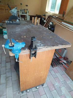 Banc de lucru si corpuri lemn rafturi lemn  metal depozitare. Fara livrare.
