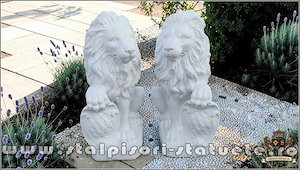 Statuetă leu mic cu blazon, alb marmorat, model S2.
