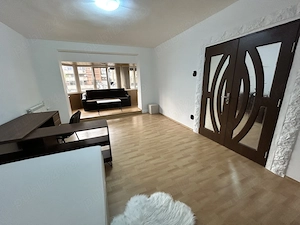 Inchiriez apartament cu 2 camere decomandat str Magheru etaj 1