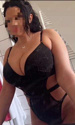 Bruneta reală cu forme naturale 
