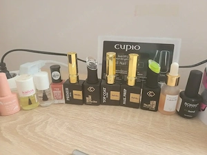 Vând produse pentru unghii 