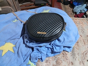 Vând geanta rotunda eleganta 
