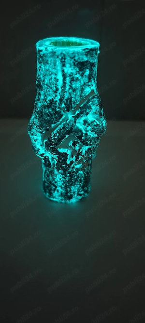 Vază decorativa luminoasă in noapte 