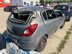 Opel Corsa 1.4 Benzina avariat (copact cazut peste ea) - imagine 2
