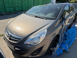Opel Corsa 1.4 Benzina avariat (copact cazut peste ea)