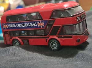 30 Lei. Nou. Autobuzul Londonez metalic. Valabil in Iasi. 