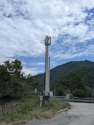 Vând teren Valea Lotrului intravilan, cu apă, electricitate și turn telecom lângă