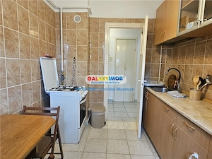 Vanzare apartament 3 camere semidecomandat Targoviste Micro 9 - imagine 7