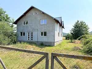 Vand casa 180 mp cu 2 terenuri de 5500 mp
