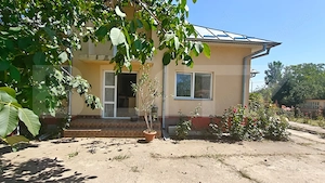 Casa individuala 160 mp utili | Teren 2.200 mp | Front stradal 80 ml la sosea |