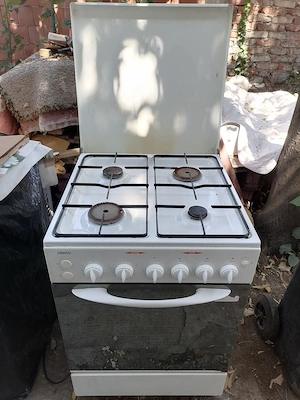 Aragaz pe gaz Zanussi și hota gratuit 