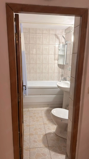 Inchiriez -Apartament 65 m  decomandat 2 camere,2 băi in Piața Traian. - imagine 7