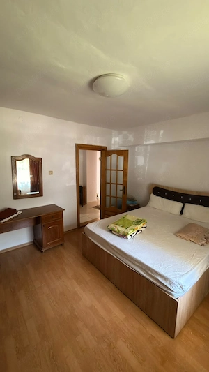 Inchiriez -Apartament 65 m  decomandat 2 camere,2 băi in Piața Traian. - imagine 4