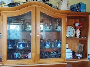 Vând dulap cu vitrina e ca nou și bun de folosit 